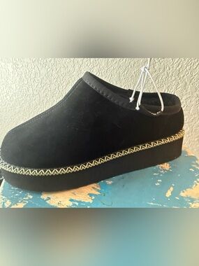 BearPaw Martis Women's Black suede Slip-ons , slippers.